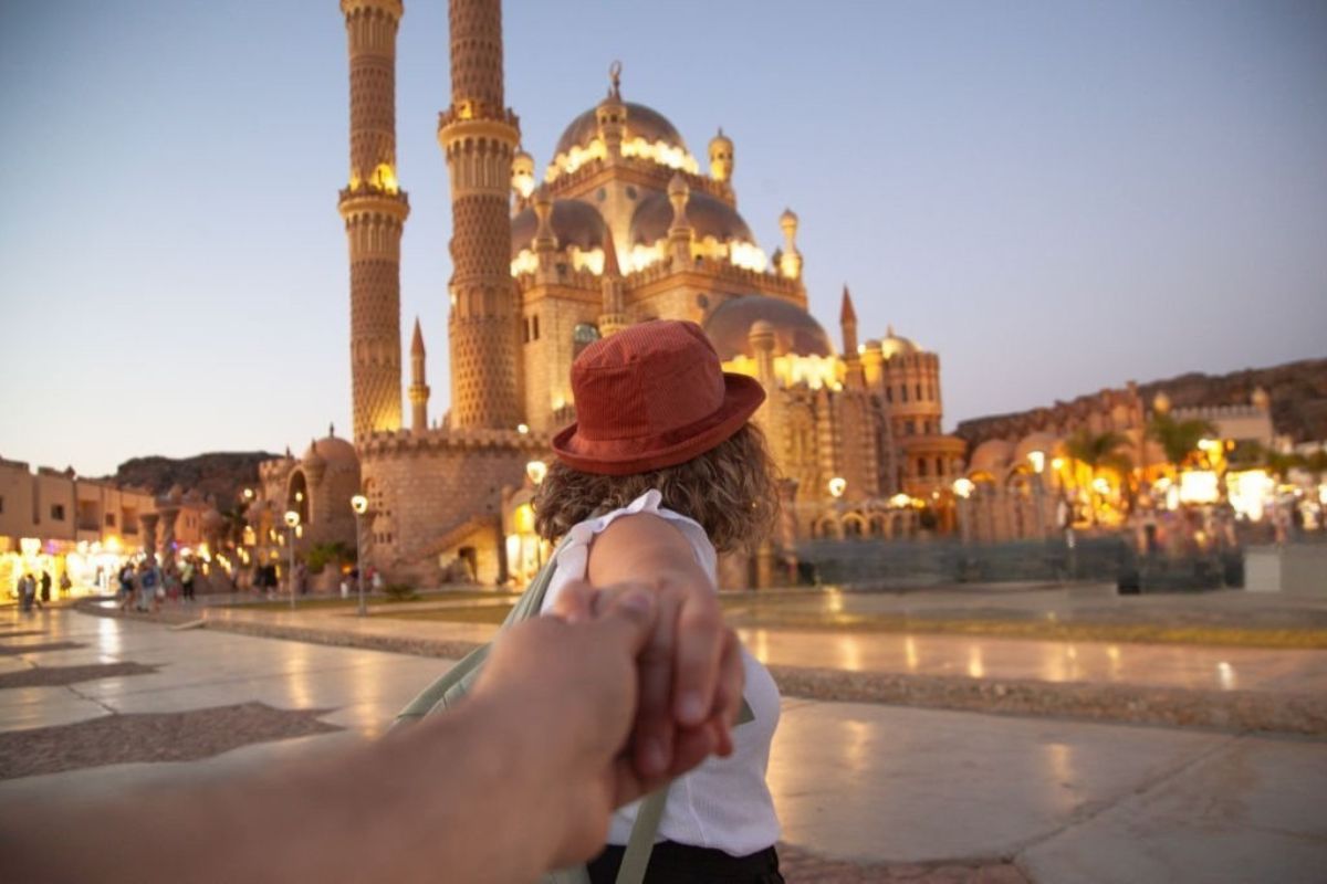 A luxurious Red Sea resort with stunning beachfront views, crystal-clear waters, and elegant accommodations